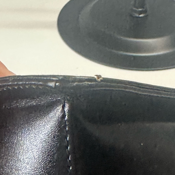 Sleek Black Gucci Shoulder Bag with Structured Design and Thin Strap - Picture 11 of 16